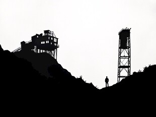 山间建筑与人的剪影画面