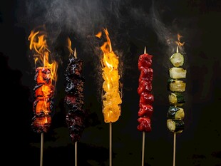 火焰中的多彩烤串盛宴