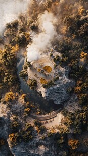 山间温泉隐于葱郁森林间