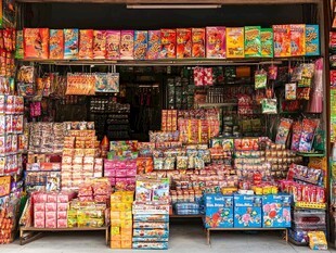 热闹多彩的零食杂货店