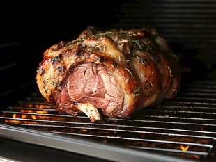 烤箱中烤制的美味香草羊腿