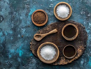 木盘上的多样调味食材