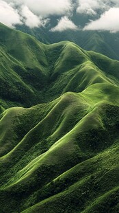 翠绿山峦间的梦幻云海