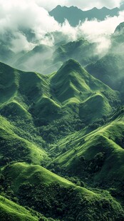 翠绿山峦云雾间的壮美风光