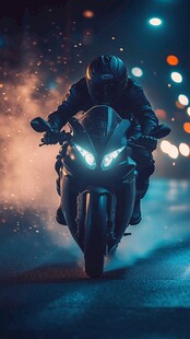夜骑摩托车的炫酷瞬间