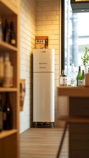 室内一角的冰箱与酒架