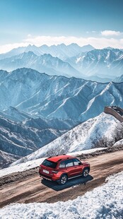 红色SUV驰骋雪山美景