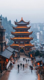 雨中古楼 行人漫步街道