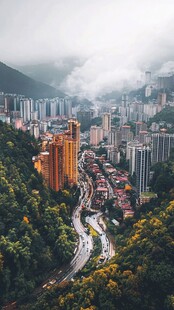 山城云雾间的城市风光