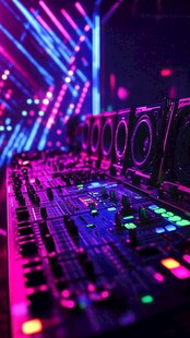 炫彩灯光下的专业混音设备