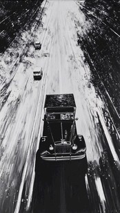 黑白公路上行驶的复古车辆