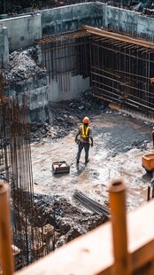 工人于建筑基坑专注作业