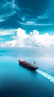 海上货轮航行于蓝天碧海间