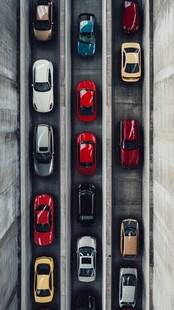 俯瞰停车场多彩汽车阵列