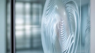 梦幻螺旋纹理玻璃特写