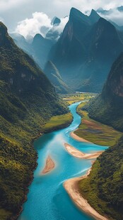 壮美山河间的蜿蜒蓝河