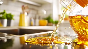 食用油不慎洒在厨房台面