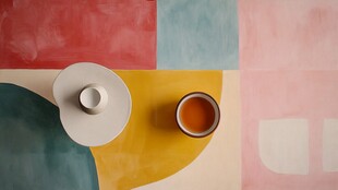 多彩背景上的杯碟静物