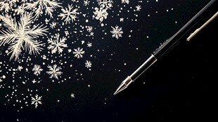 冬日雪花下的精致钢笔