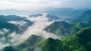 山间云海环绕翠绿山峦