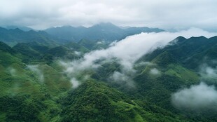 云雾缭绕的翠绿山峦美景