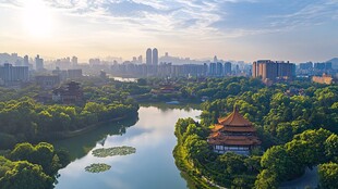 湖畔古都晨曦美景