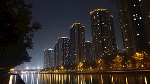 河畔夜景 高楼灯火映波光