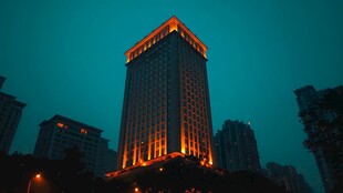 夜幕下的璀璨高楼