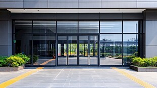 现代建筑玻璃自动门外观
