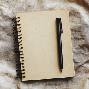 笔记本上的黑色钢笔