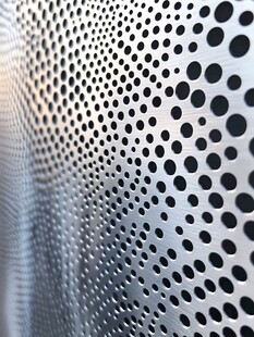 金属穿孔板纹理特写