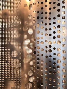 金属穿孔板纹理特写