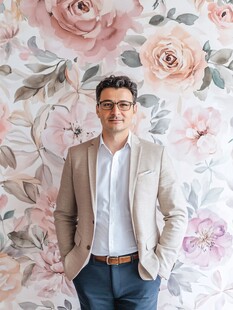 男士立于花卉背景前