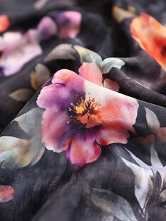 印花丝绸面料的精美花朵