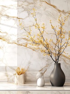 大理石背景下的雅致花瓶插花