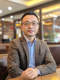 男士坐于餐厅内沉稳模样