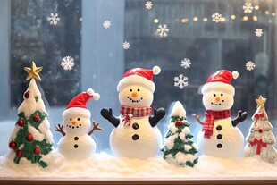 雪人圣诞树装点冬日窗景