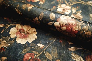 复古花卉图案布料特写