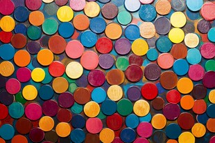多彩圆片排列的绚丽图案