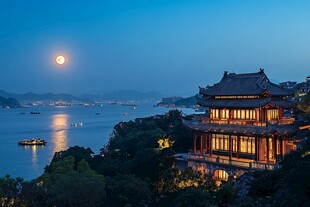 月夜下的古典楼阁与湖景