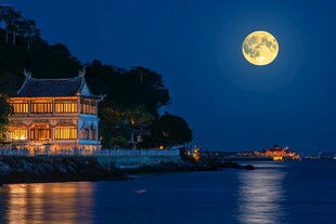 月夜下的中式建筑与海景