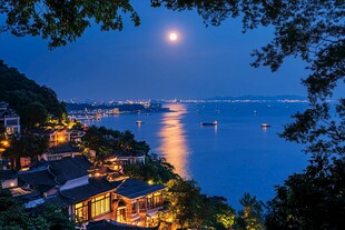 月夜湖畔美景