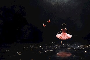 少女舞裙间蝴蝶纷飞