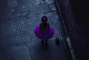 雨夜中穿紫裙的小女孩
