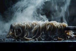 铁板上热气腾腾的美味面条