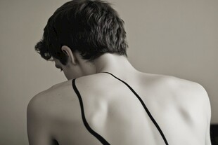 男士背部吊带独特造型