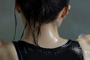 汗湿后背的运动女性背影