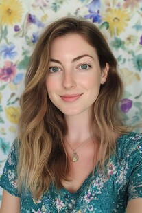 绿衣女子的明媚微笑