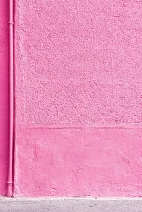 粉色墙面与管道特写