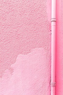 粉色墙面与管道细节特写